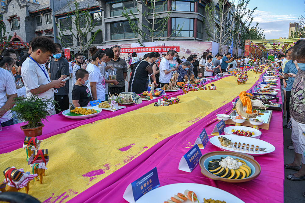 以食为媒 陇上美食组团亮相兰洽会“打擂台”(图1)